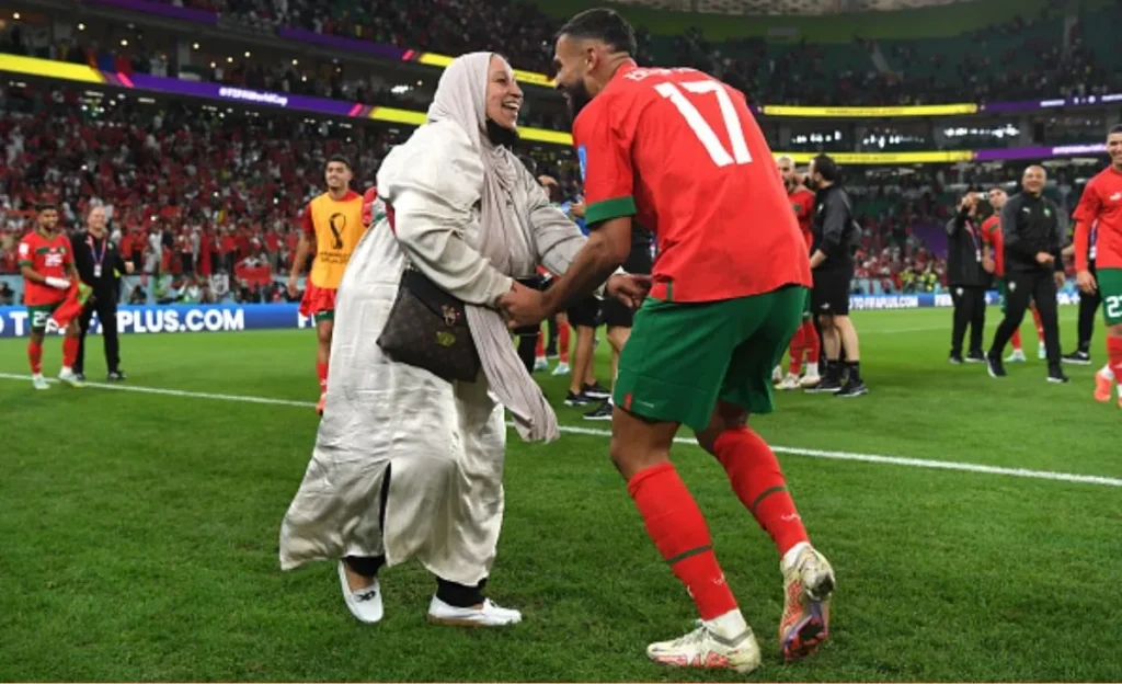 विश्वचषकाच्या उपांत्य फेरीत पोहोचल्यानंतर मोरोक्कन फुटबॉलपटूचा आईसोबत डान्स