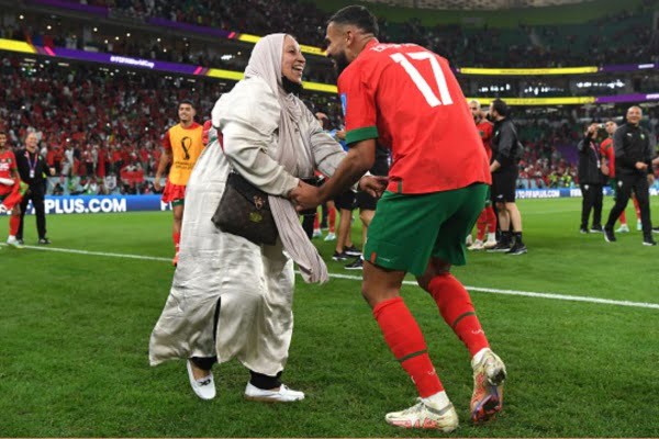 विश्वचषकाच्या उपांत्य फेरीत पोहोचल्यानंतर मोरोक्कन फुटबॉलपटूचा आईसोबत डान्स